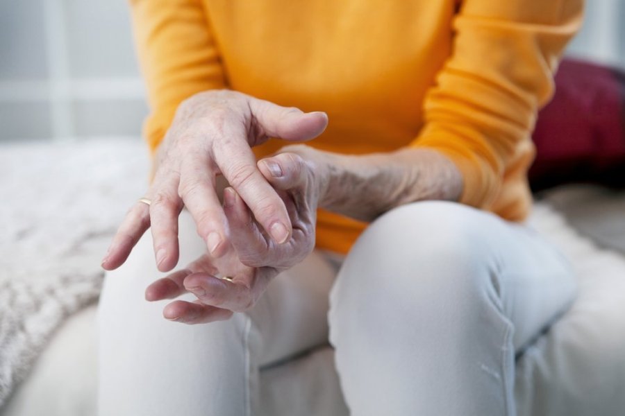 liaudies gydymas prieš sąnarių skausmas artritas ranka moterimi