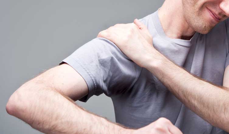 stiprus skausmas peties sąnario kairės rankos skausmas po krutine nestumo metu