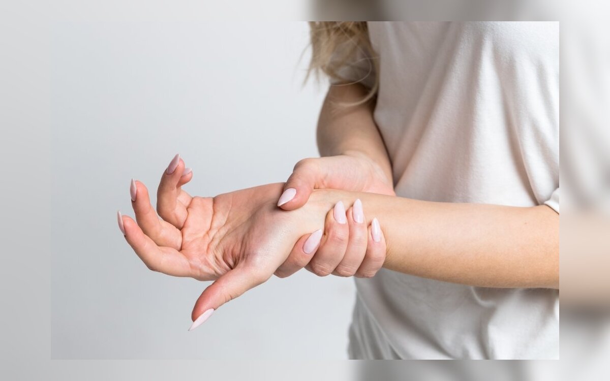 skauda ​​kad pirštas ant rankų sąnario tepalas osteochondrozės pagal ašmenys